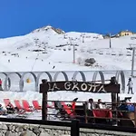 Апартаменти Hellochalet Trackside House - Ski-in Ski-out On The Cretaz Slopes Брей-Червінія