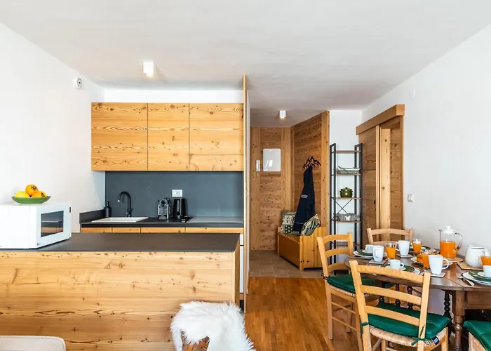 Апартаменти Hellochalet Trackside House - Ski-in Ski-out On The Cretaz Slopes *